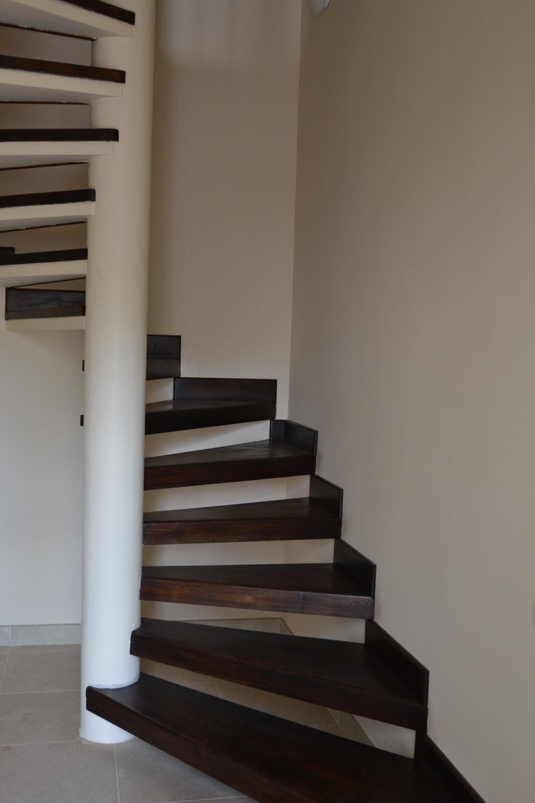 Загородный дом - мансарда, расположение кухни и душевой. Реализованный проект.