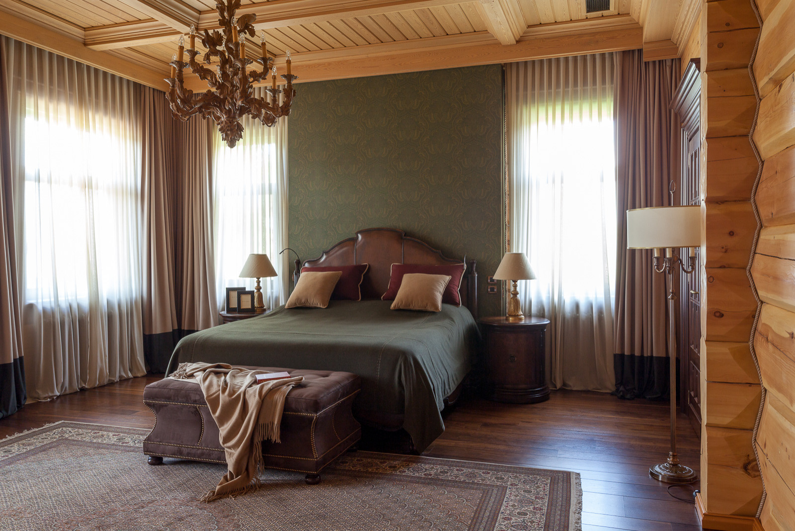 Деревянный дом в классическом стиле