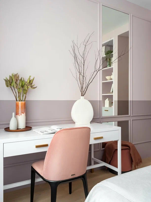 Место для учебы в спальне девушки-студентки