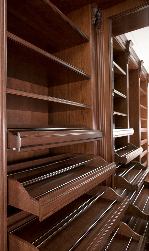 Гардеробная комната из массива вишни