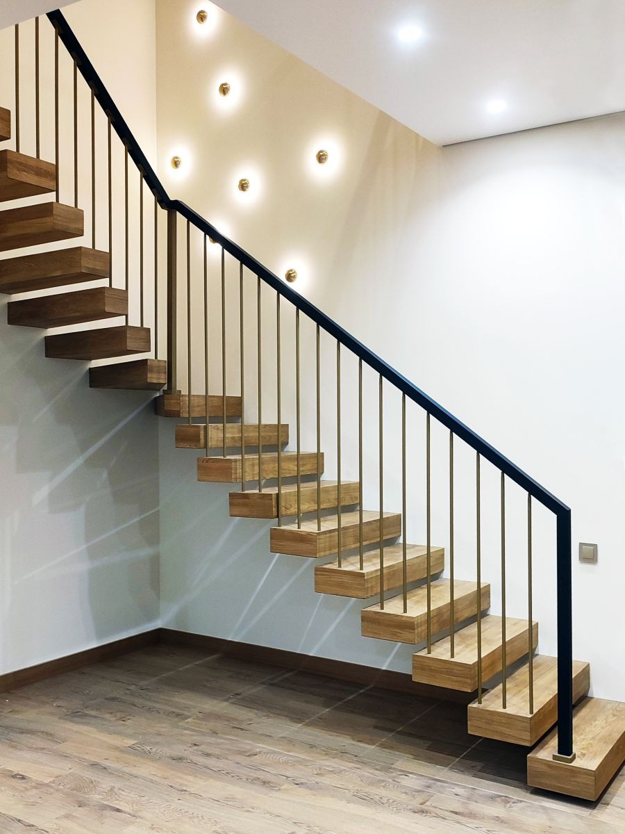 Обложка проекта: Консольная лестница со ступенями из дуба