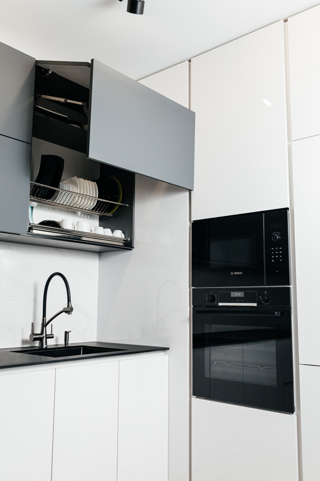 Угловая кухня с фасадами Fenix