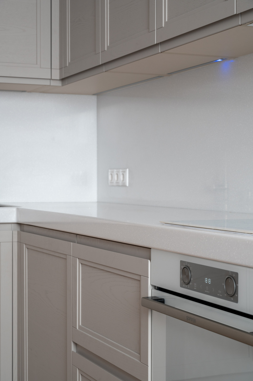 Кухня из массива с интегрированной ручкой