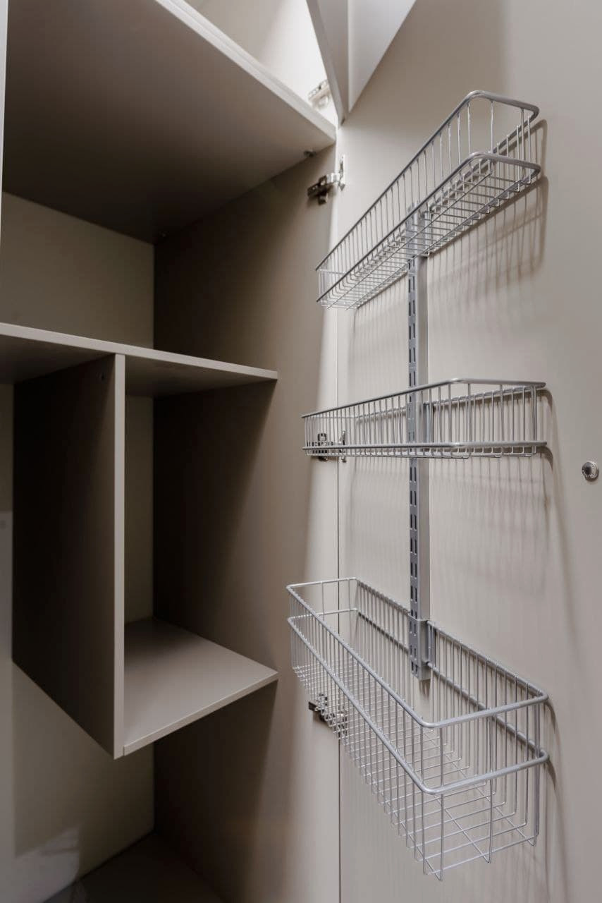 Шкаф в постирочную для стиральной и сушильной машин