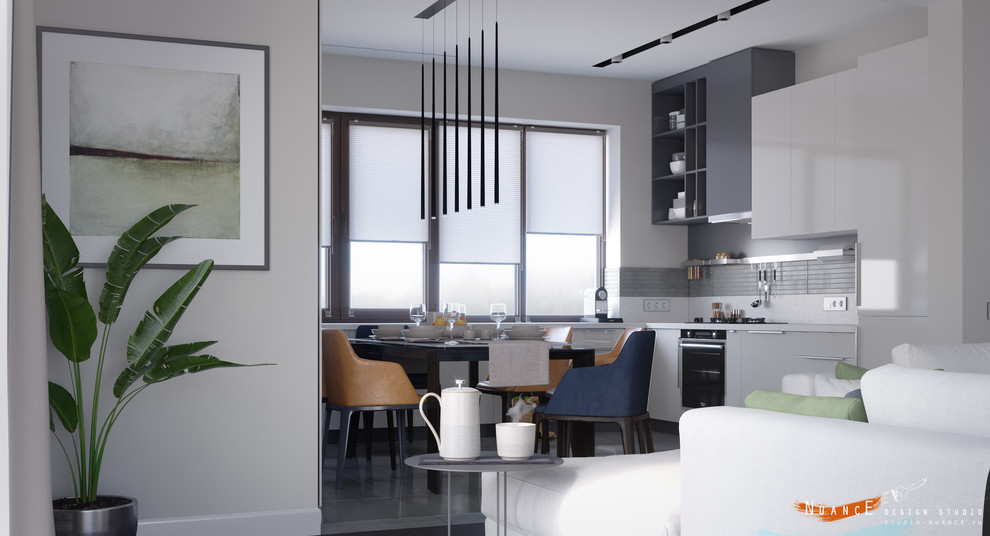 Объединенная гостиная-кухня с современной лестницей на 1 косоуре в загородном до