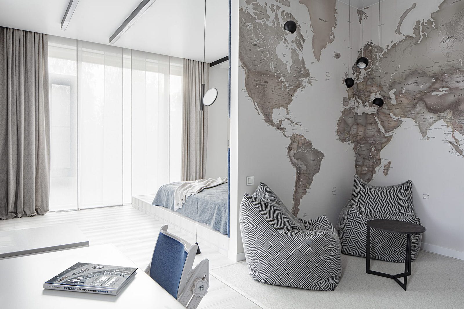 Большой красивый белый дом