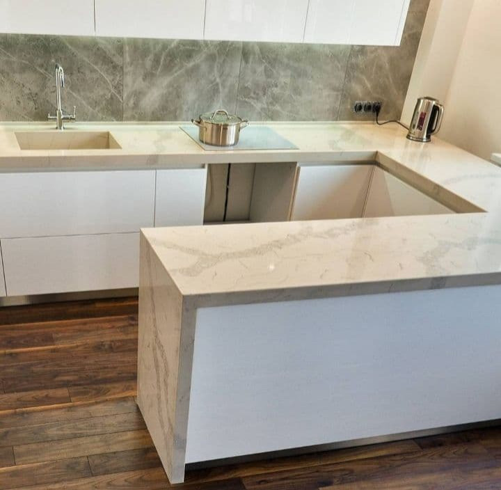 Обложка проекта: Кварцевая столешница с барной стойкой Калатта