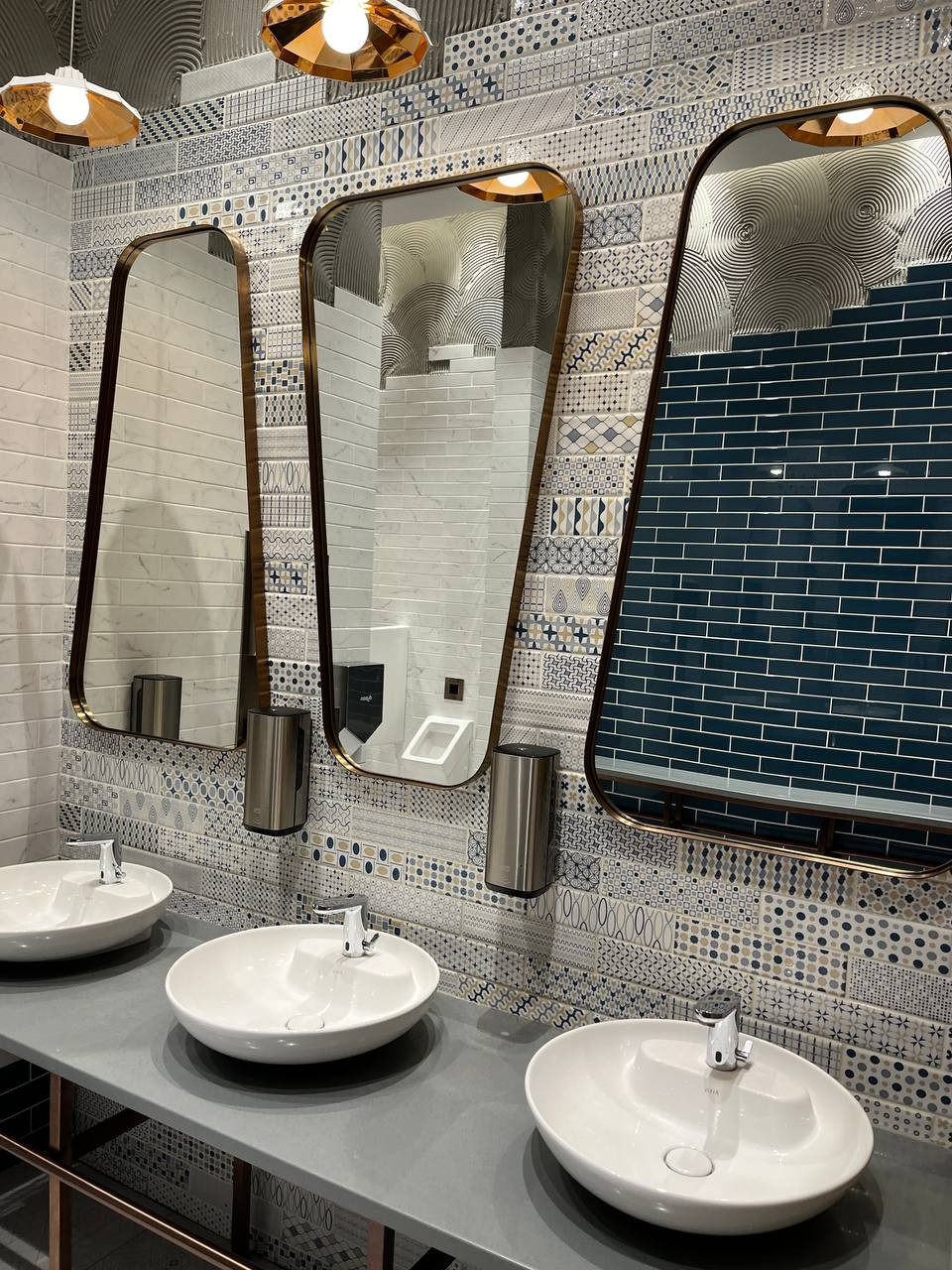 Зеркала с подсветкой в латунном багете