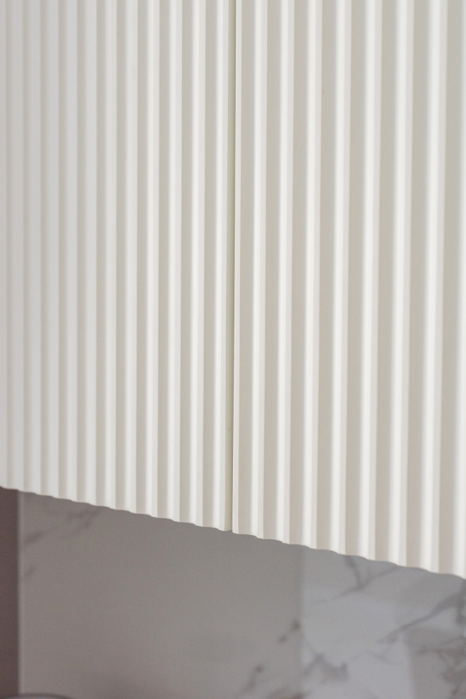 Бежевая кухня с рельефными фасадами