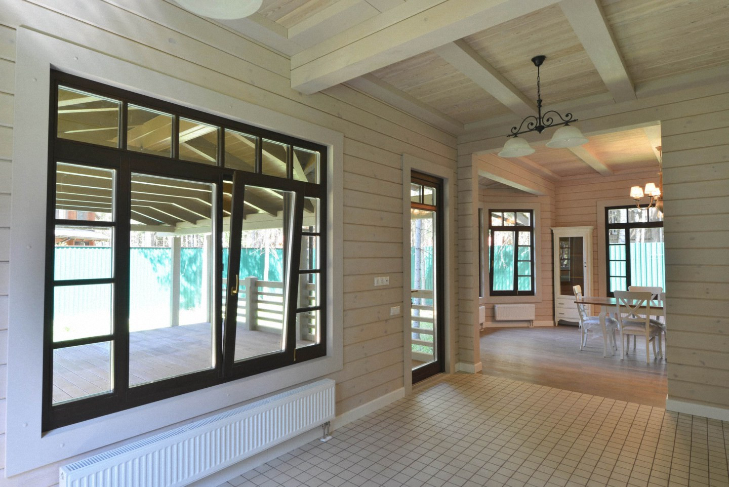 Деревянные окна в домах из клееного бруса