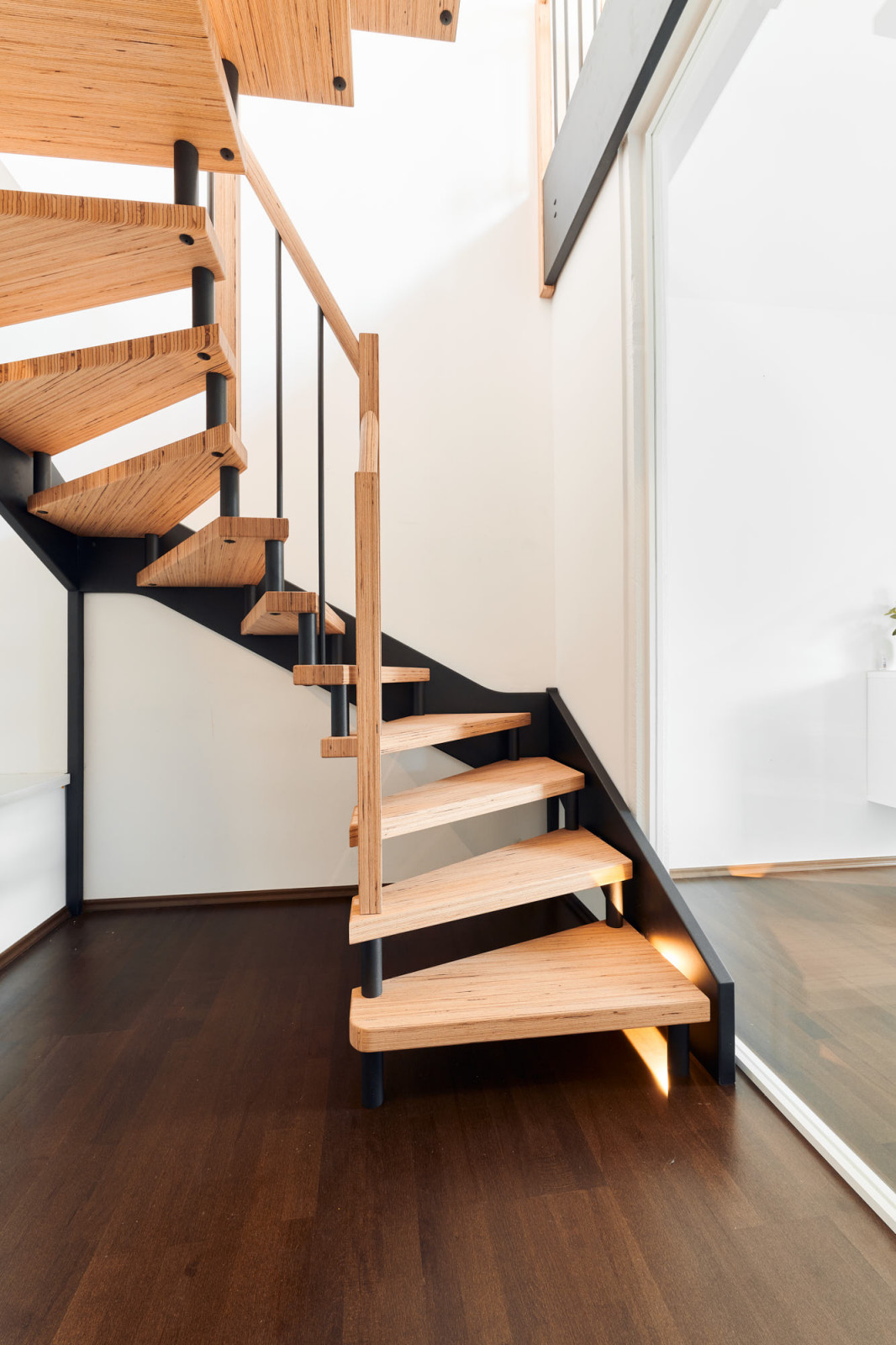 Лестница в квартире (BauBuche и элементы с эффектом необработанной стали)