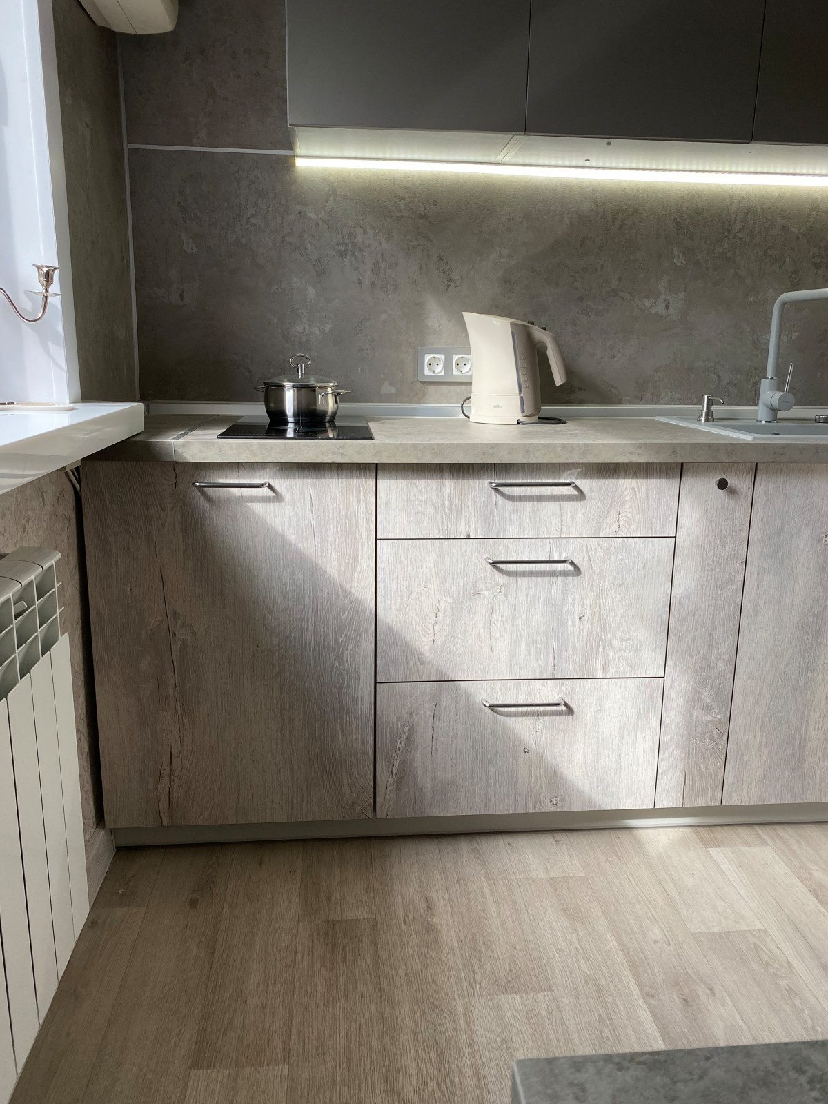 Маленькая угловая встроенная кухня в коричневом и светло-сером цвете