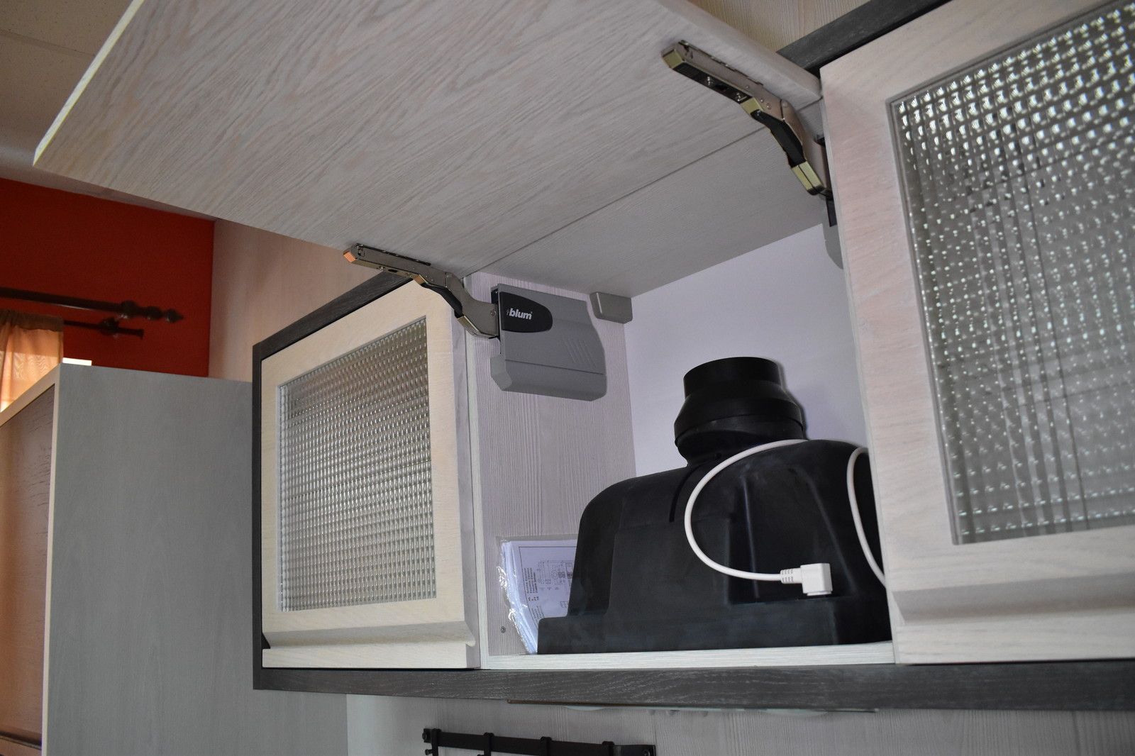 Кухня Пиано с интегрированной ручкой в фасад. Материал шпонированный МДФ