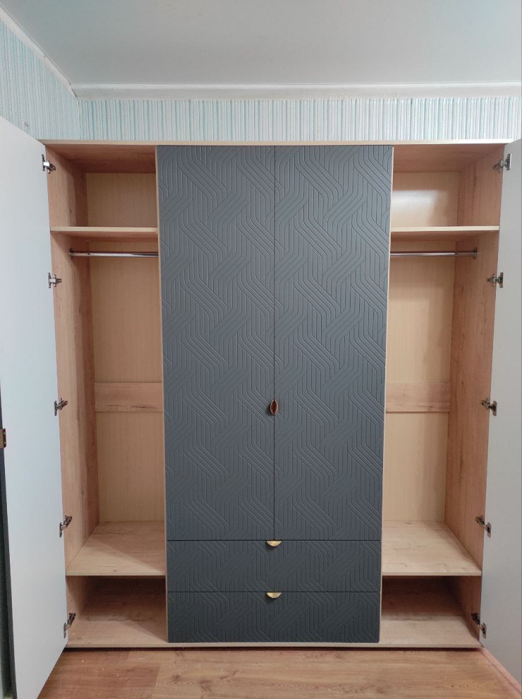 Распашные шкафы