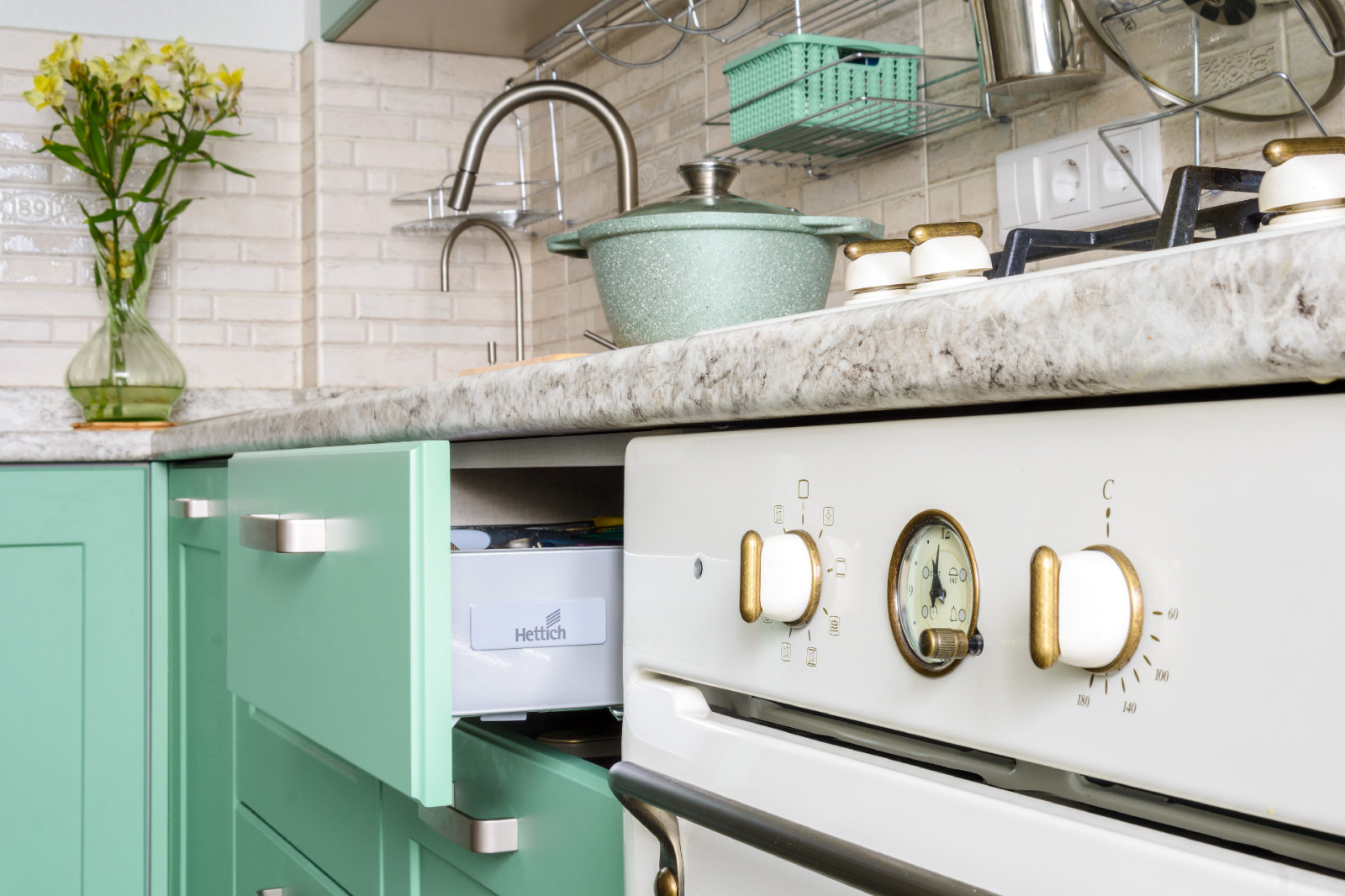 Зелёная кухня в неоклассическом стиле в Заречном