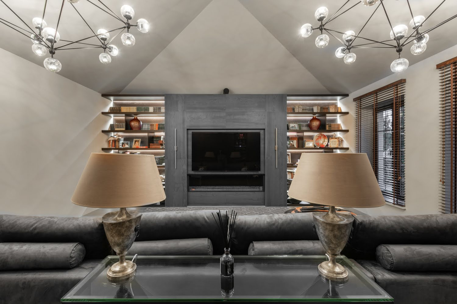 Современная гостиная в загородном доме