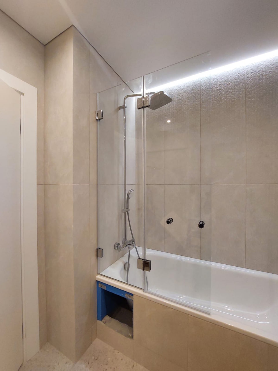 Стеклянная шторка на ванну