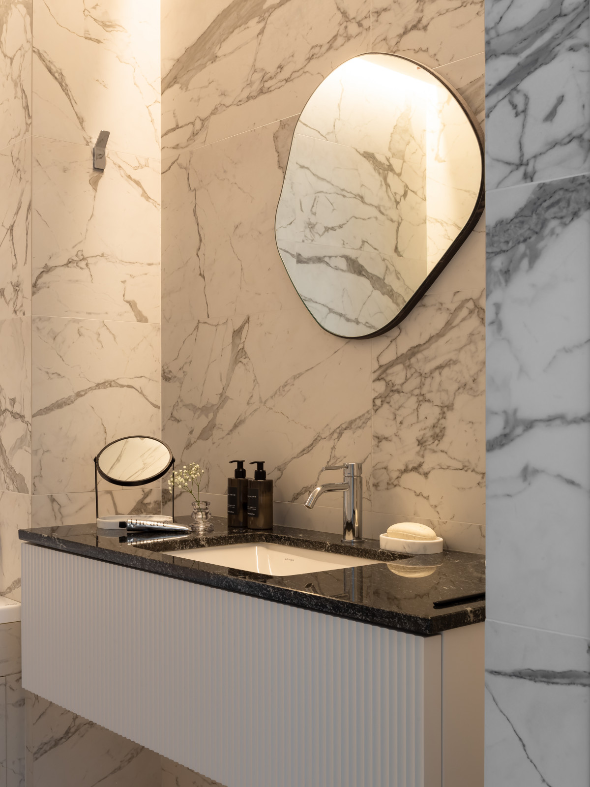 Графичный "Черно-белый" интерьер для студентки архитектурного ВУЗа