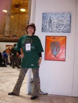 На фоне картин Лики Волчек