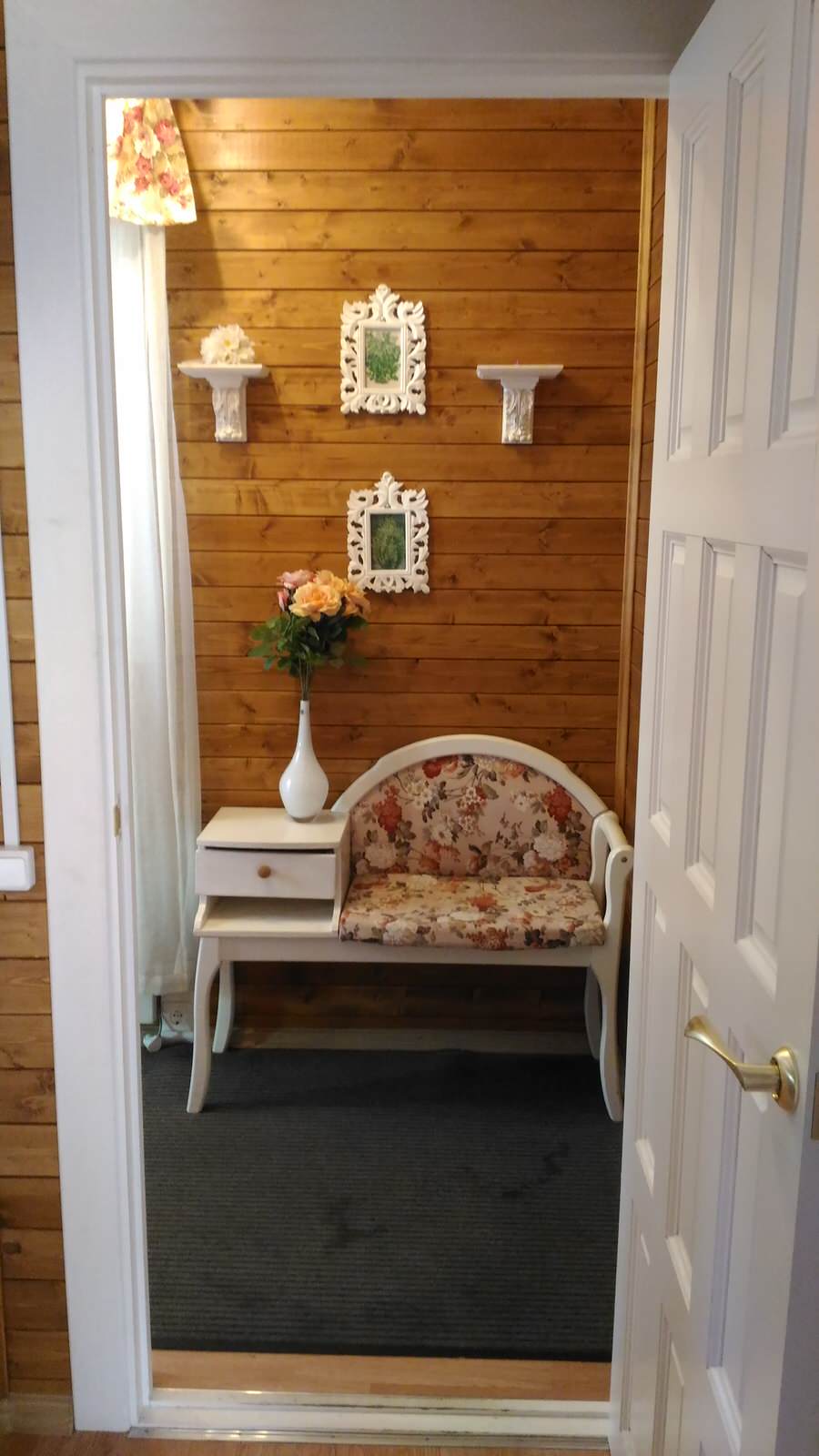 Прихожая  в доме , выполненном  в Скандинавском стиле с элементами "Прованса"