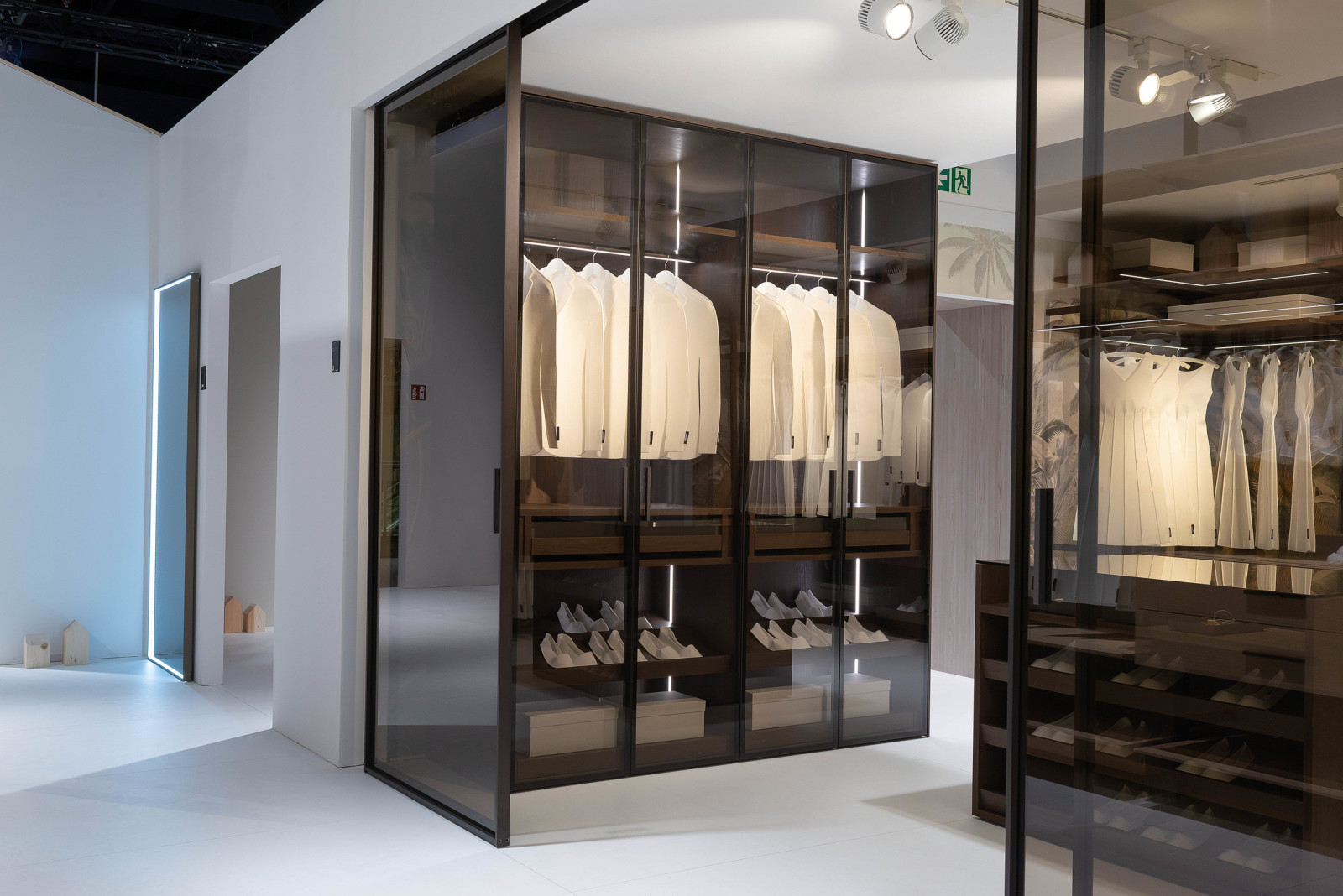 Раздвижные двери raumplus в темном профиле