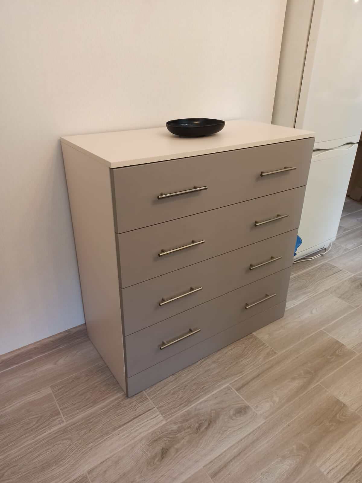 Небольшая кухня в бежевых тонах с комодом