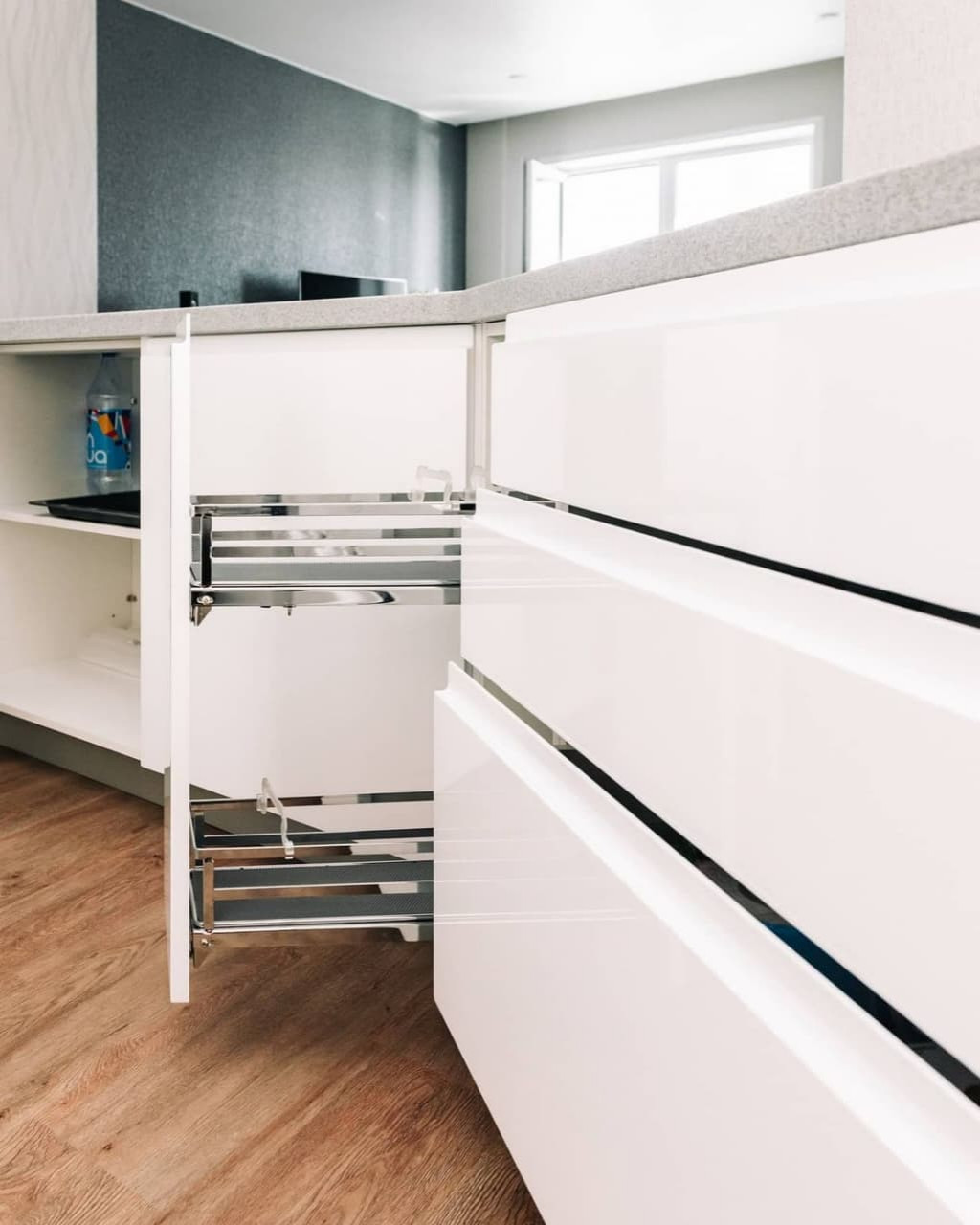 Светлая белая кухня с полуостровом в современном стиле