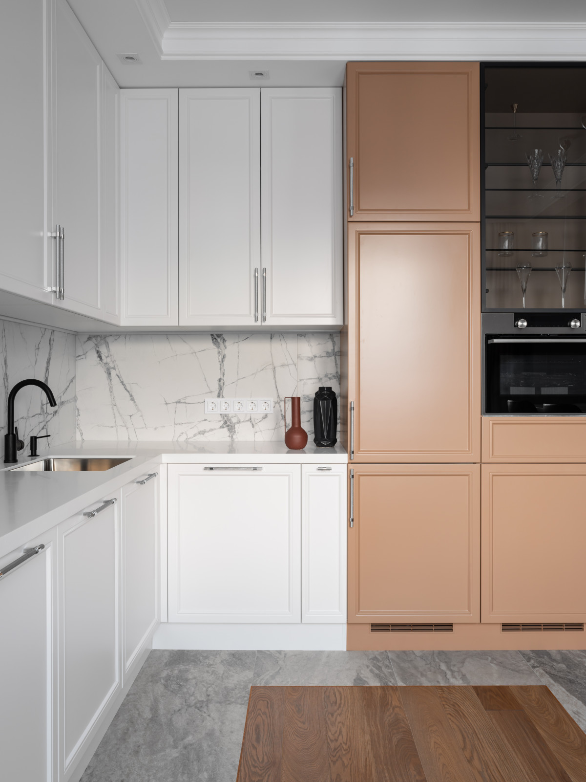 Реализация квартиры в стиле современная классика для семейной пары с ребенком