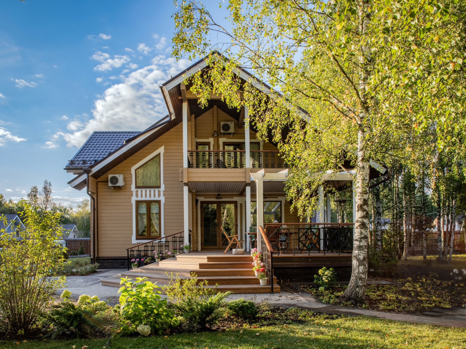 Обложка статьи: Houzz тур: Загородный дом с березовой рощей и камином