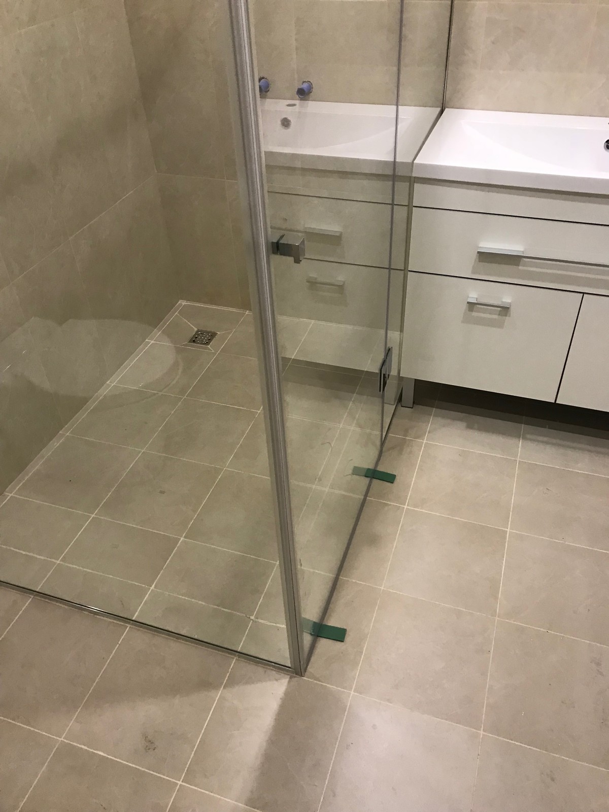 Стеклянная душевая в центре