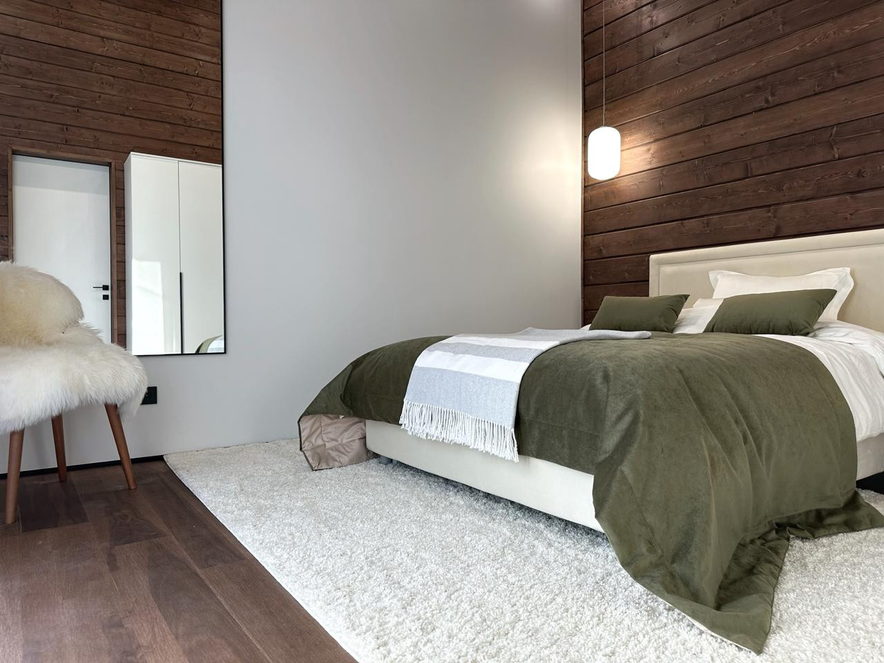 Каркасный дом в сосновом лесу