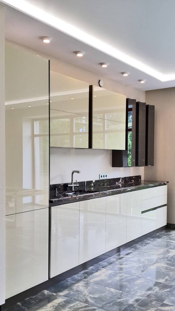 Кухонный гарнитур со стеклянными фасадами