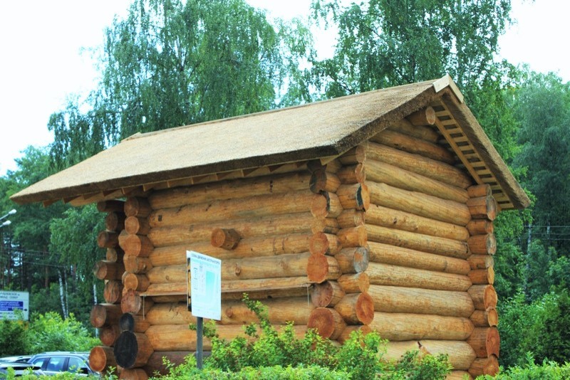 ВЫСТАВОЧНЫЙ ДОМИК ИЗ РУБЛЕННОЙ ЛИСТВЕННИЦЫ С КРЫШЕЙ ИЗ КАМЫША.