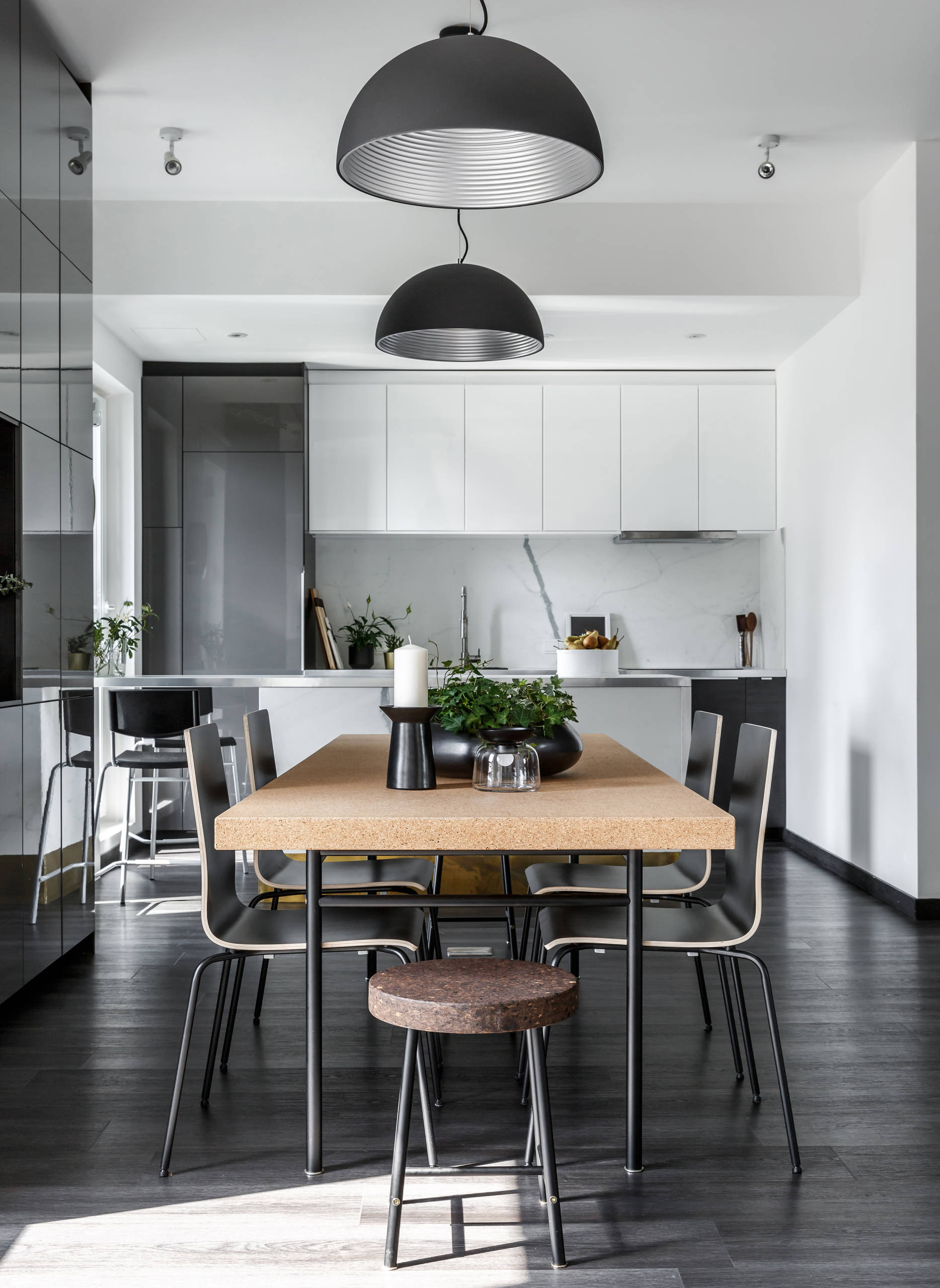 В гостях: Квартира в цвет (очень темной) гитары