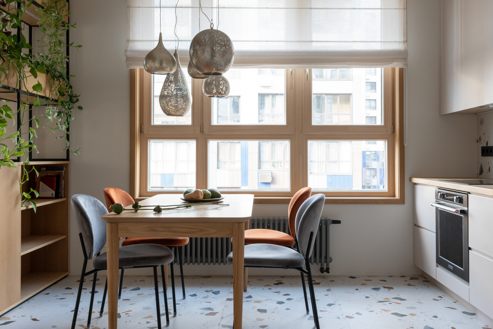 Двухкомнатная квартира с зеленой перегородкой в гостиной