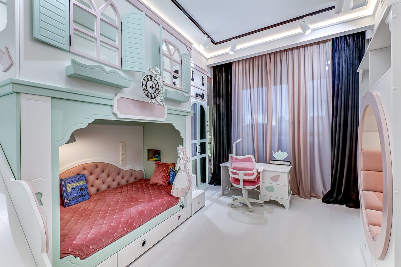 Дизайн-интерьер детской комнаты в стиле "Алиса в стране чудес"