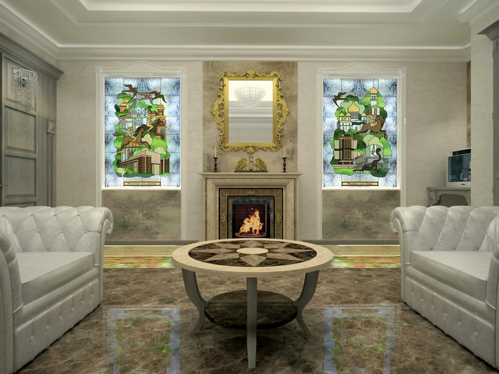 Главный холл гостиницы с витражами