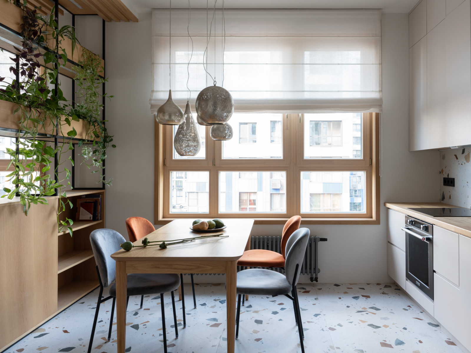 Двухкомнатная квартира с зеленой перегородкой в гостиной