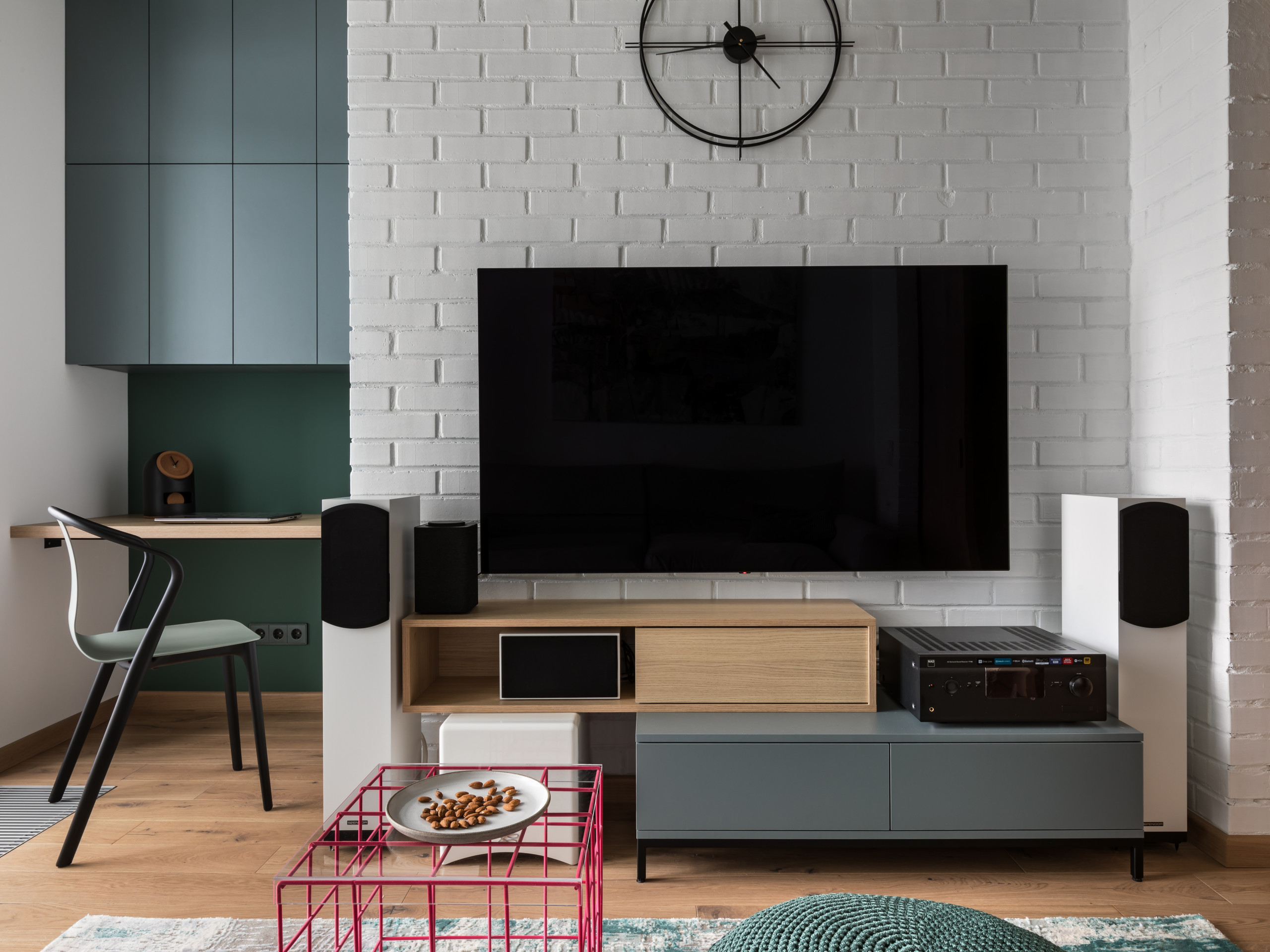 В гостях: Минимализм с акцентами на живопись