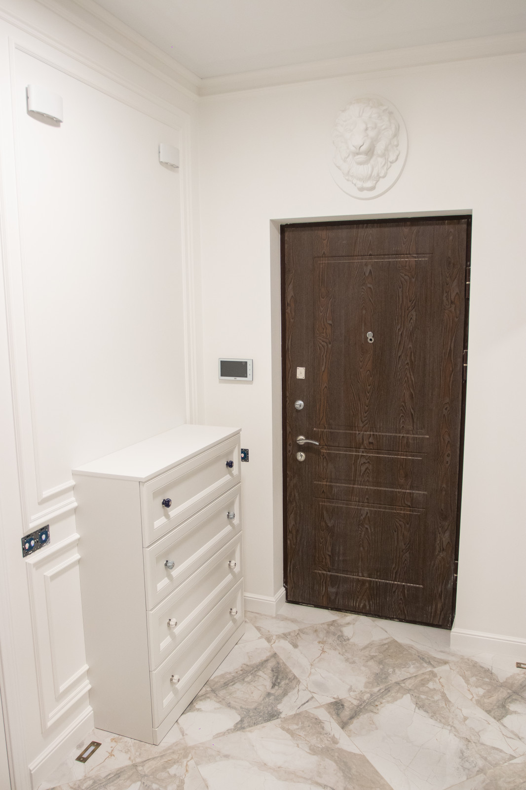 Прихожая в современной классике