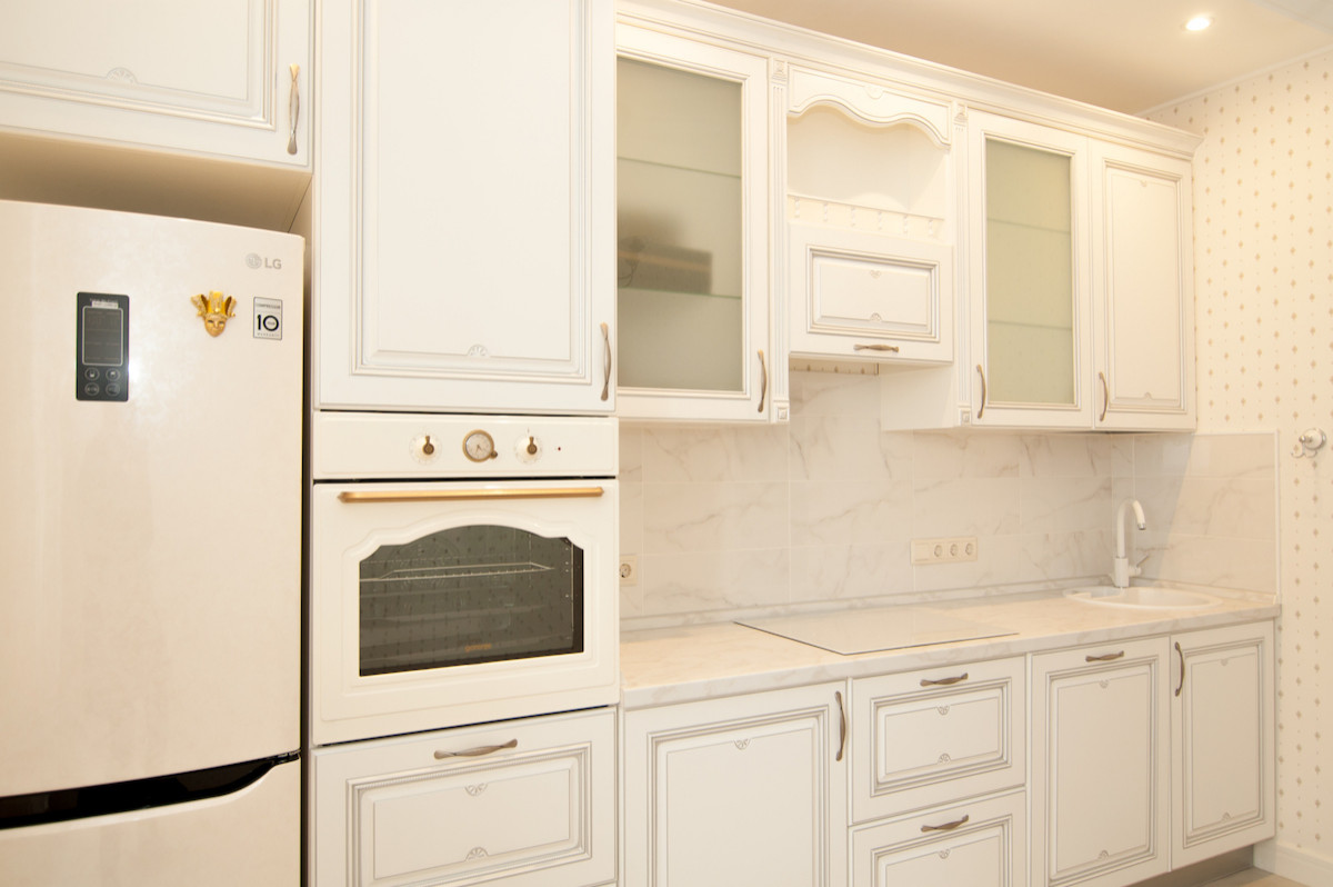 Обложка проекта: Светлый кухонный гарнитур в классическом стиле