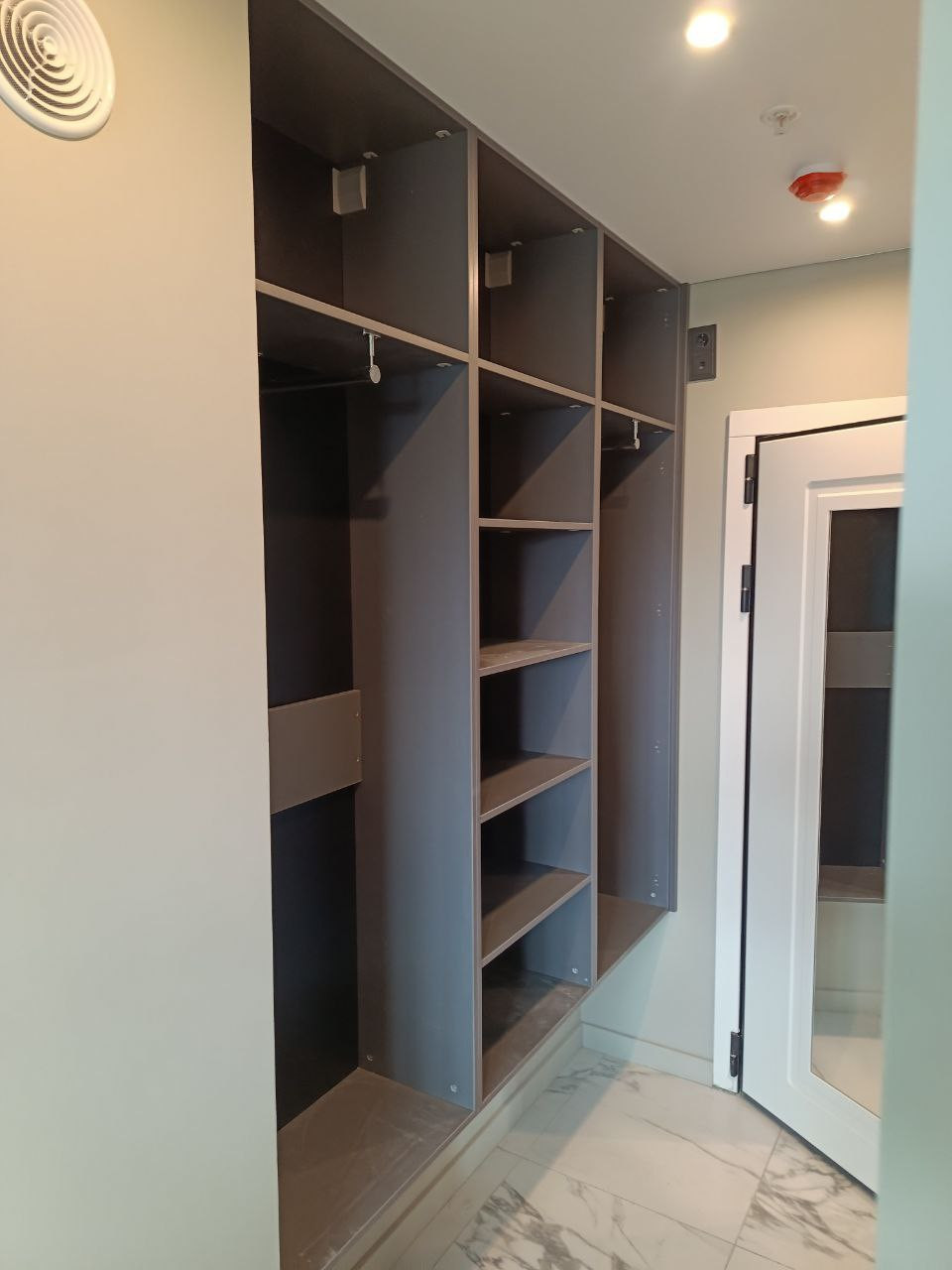 Встроенные распашные шкафы