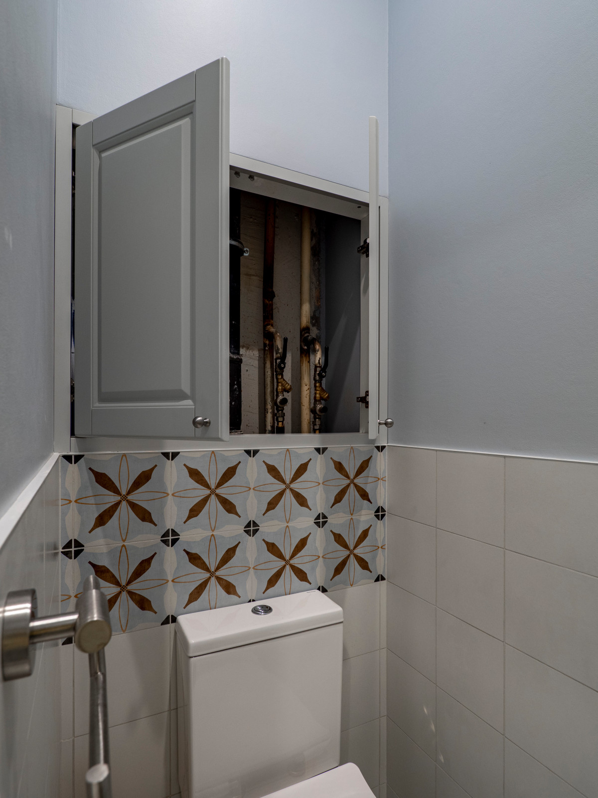 Меблировка прихожей и санузла в светло-мятном цвете