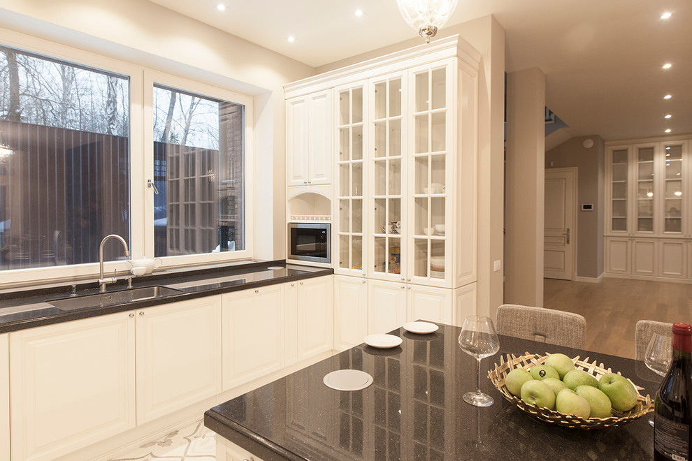 Шкаф витрина в кухне