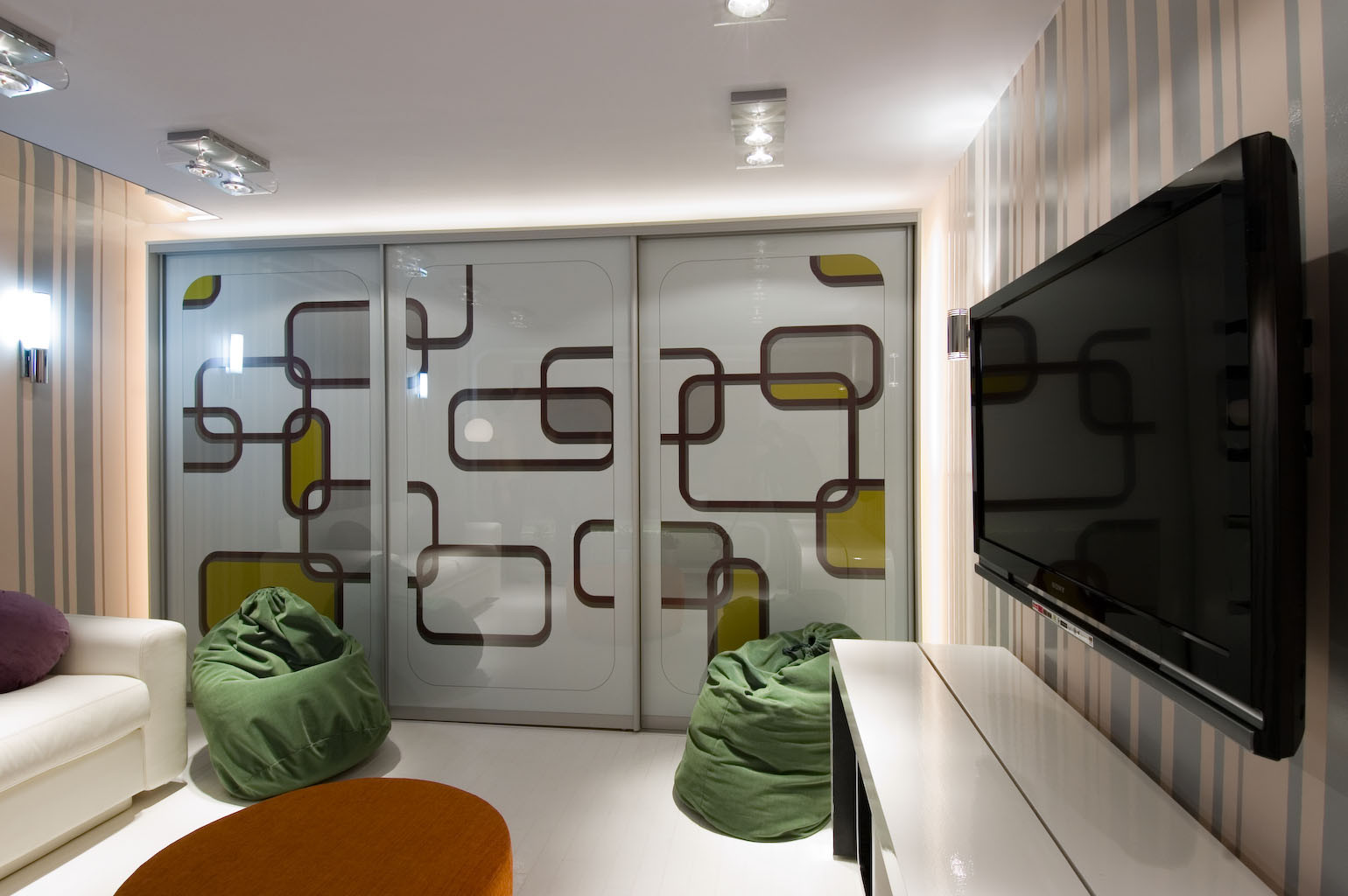 Universal drawing-room