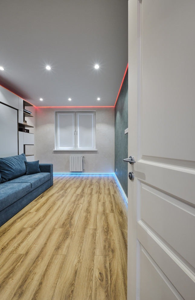 Белые двери Стимул в ярком интерьере