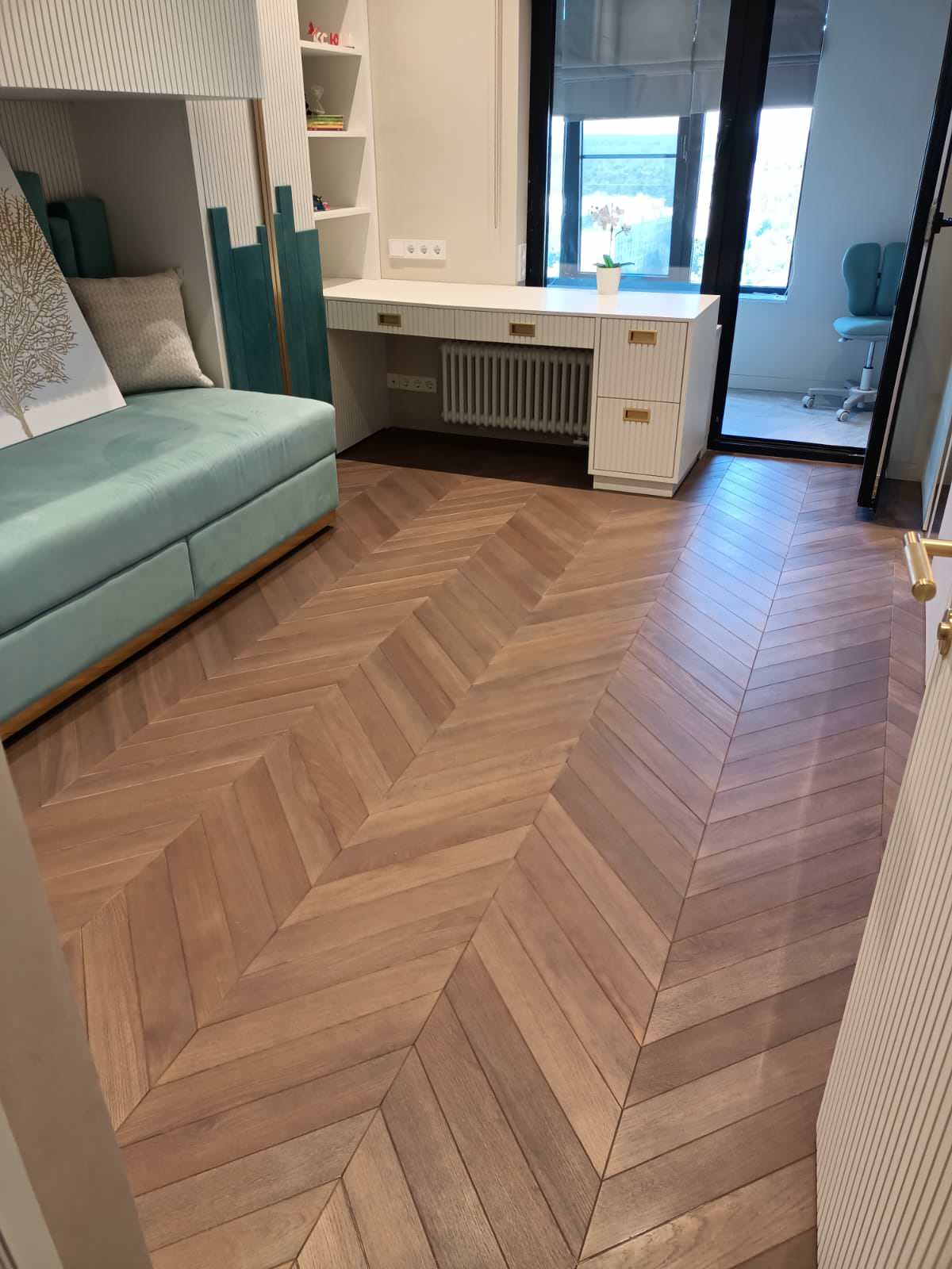 Инженерная доска, дуб, масло с твёрдым воском, французская ёлка.