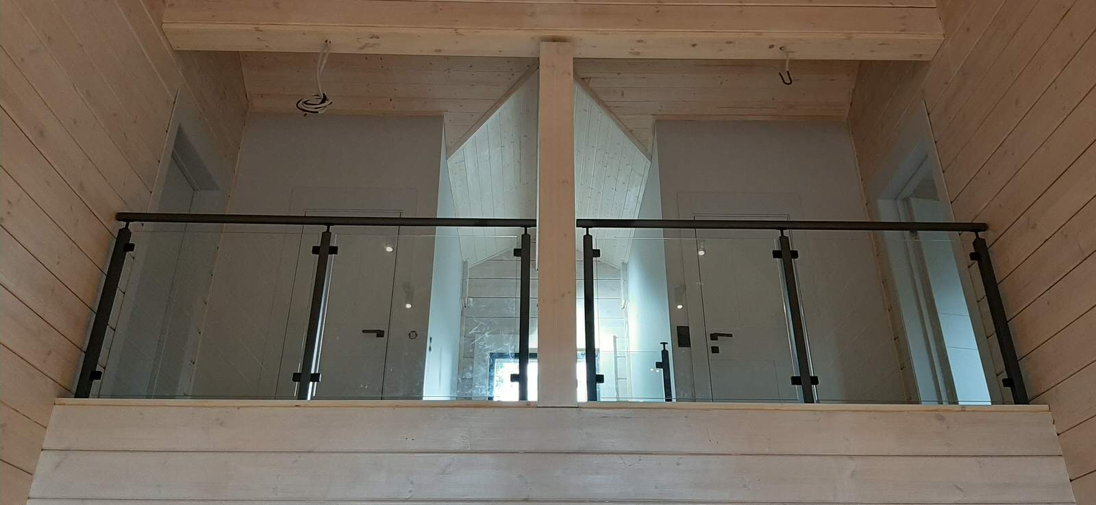 Обложка проекта: лестница из массива ясеня