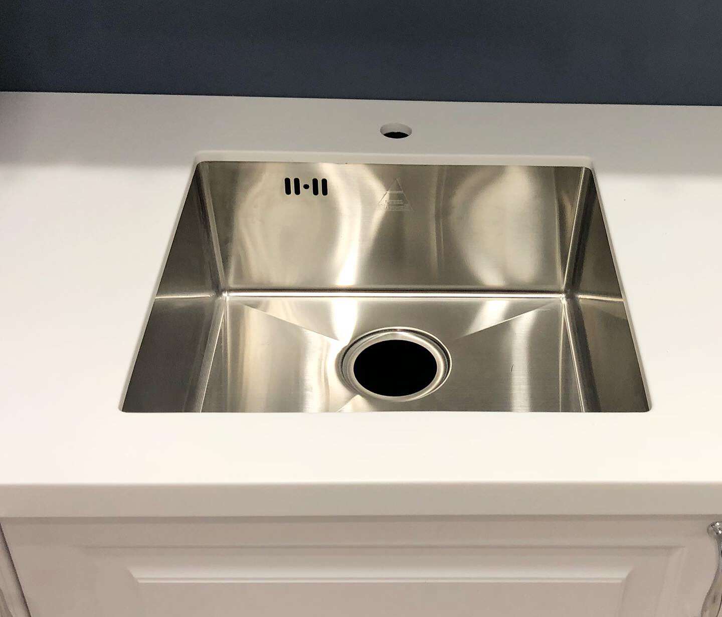 Столешница с барной стойкой на кухне в классическом стиле