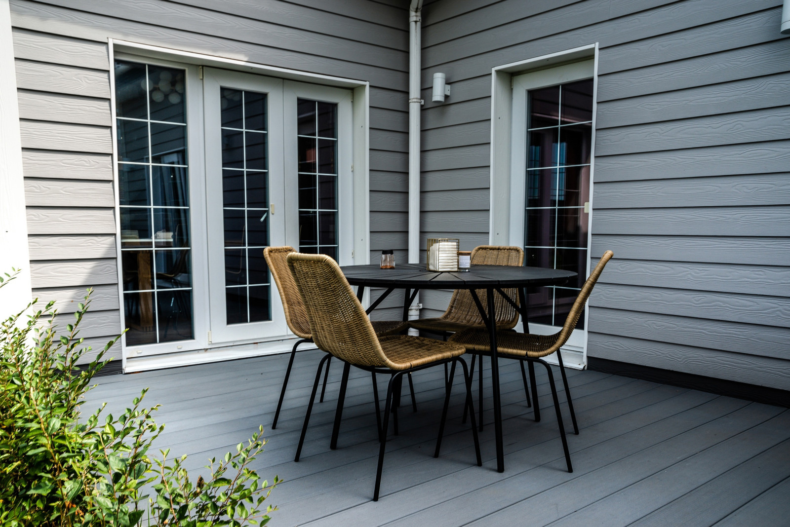 Одноэтажный серый дом